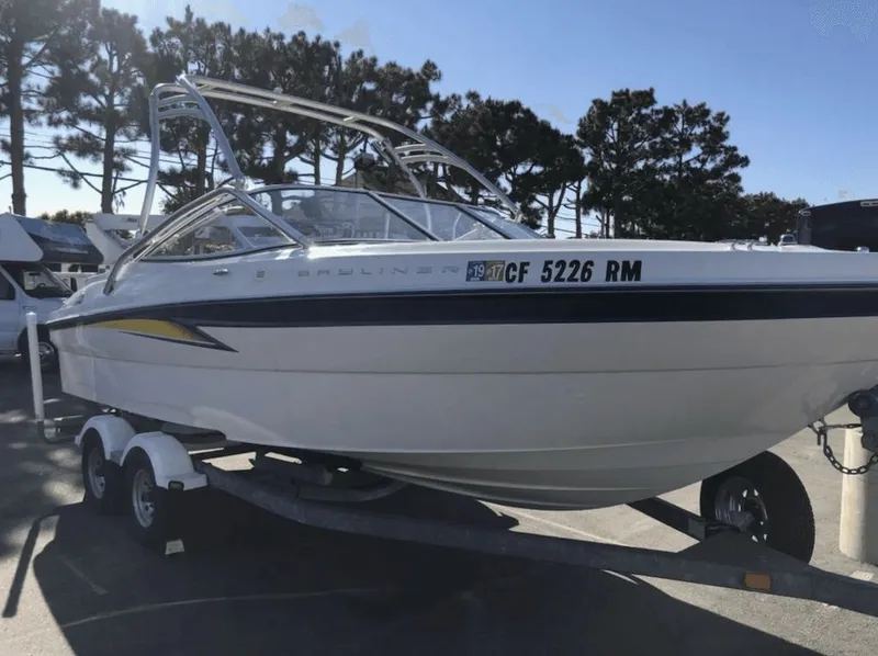 Slide: The Image of Bayliner DECK BOAT 219SD 2004 - 3