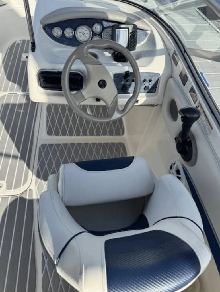 Slide: The Image of Bayliner DECK BOAT 219SD 2004 - 7