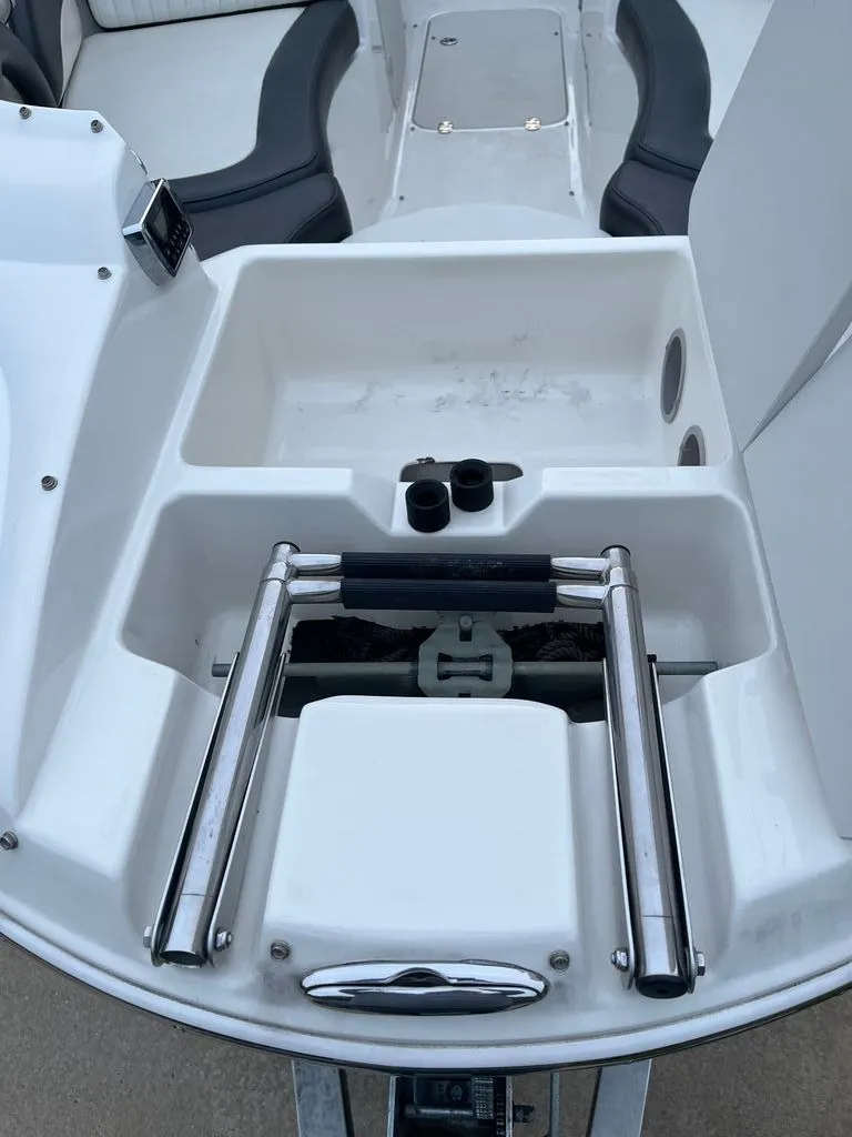 Slide: The Image of Stingray 235 LR 2018 boat with integrated swim ladder. - 11