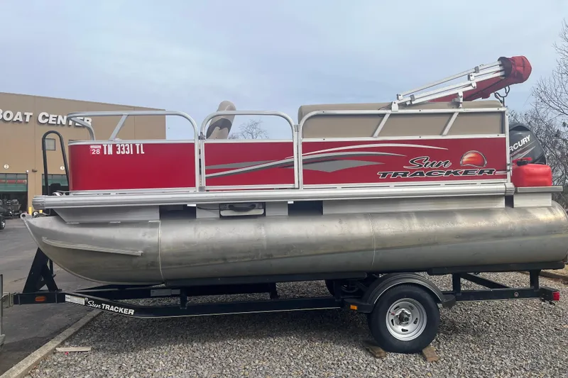 The Image of 2015 SUNTRACKER BB16 pontoon boat on trailer at boat center. - 1
