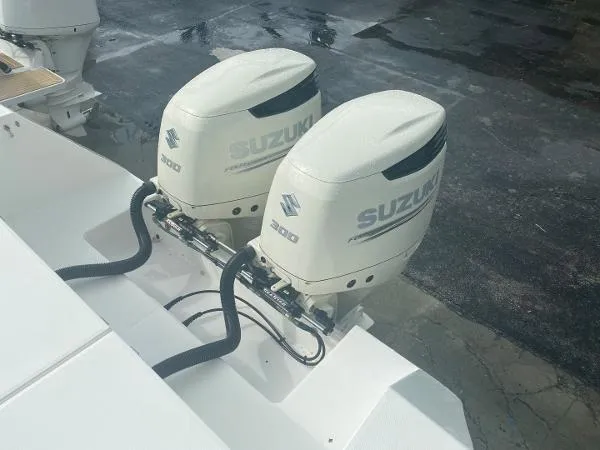 Slide: The Image of Regulator Marine 32 Forward Seating 2004 - 6