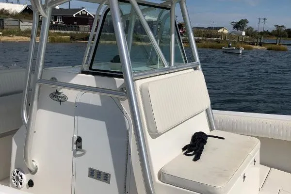 Slide: The Image of Regulator Marine 32 Forward Seating 2006 - 6