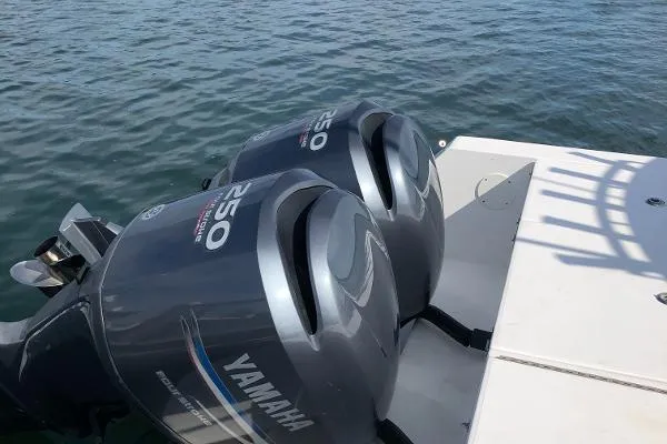 Slide: The Image of Regulator Marine 32 Forward Seating 2006 - 8