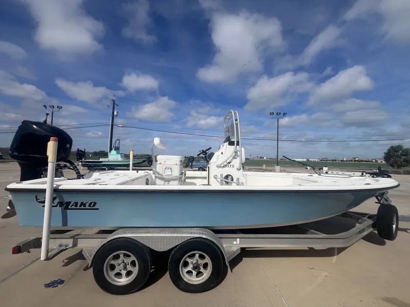 Slide: The Image of 2014 Mako 21 LTS boat on trailer under blue sky. - 7