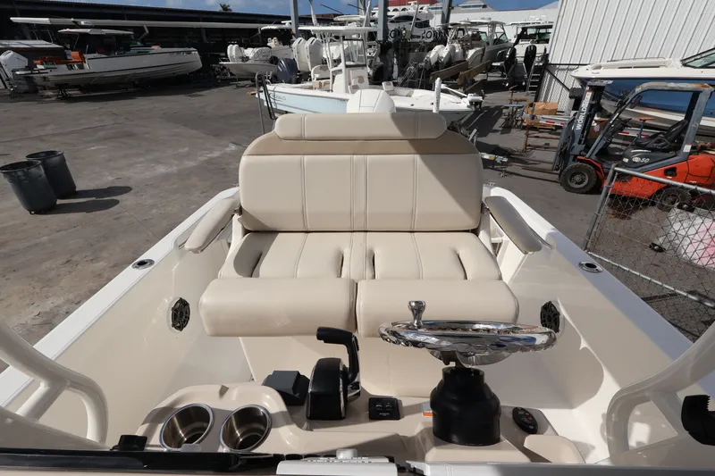 Slide: The Image of Boston Whaler 250 Dauntless 2023 - 17