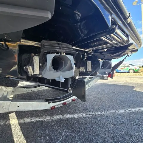 Slide: The Image of 2025 Yamaha Boats 222XE rear view on trailer - 21