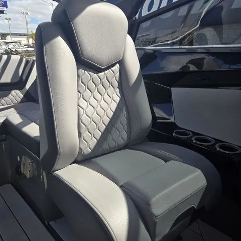 Slide: The Image of Interior of Yamaha Boats 222XE 2025 with luxurious seat design. - 26