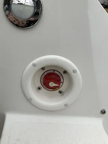 Slide: The Image of 2022 Stingray 212 boat battery switch close-up. - 21