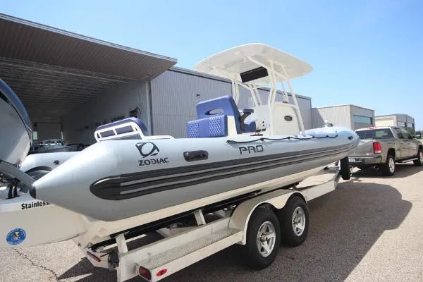 Slide: The Image of Zodiac Custom Pro 850 Optimum Twin 250hp In Stock 2022 - 4