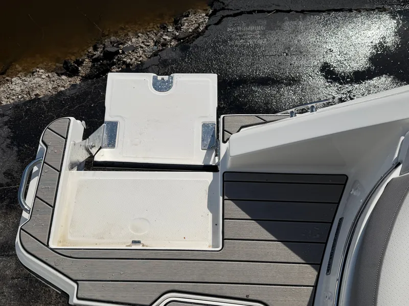 Slide: The Image of Sea Ray SLX 310 Outboard 2026 - 61