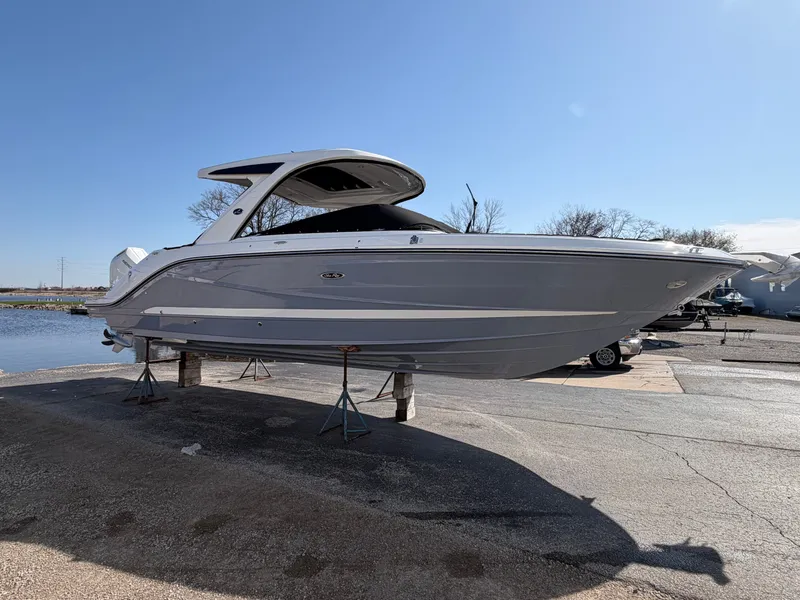 Slide: The Image of Sea Ray SLX 310 Outboard 2026 - 69