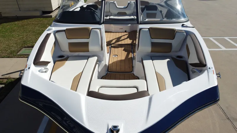 Slide: The Image of Yamaha TP1800C-XAP 2022 boat with luxurious interior and seating. - 20