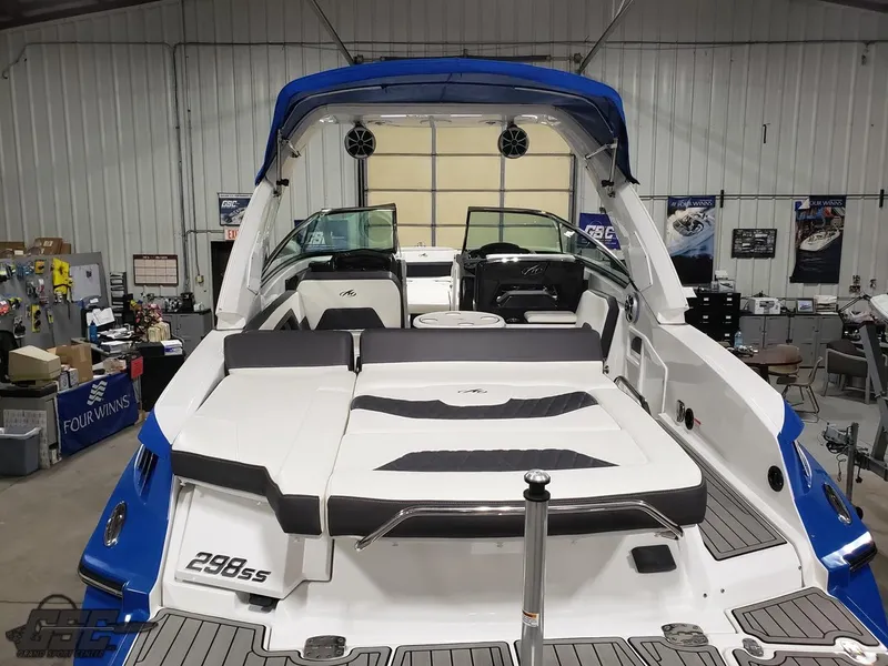 Slide: The Image of Monterey 298SS Super Sport 2017 in a workshop. - 36