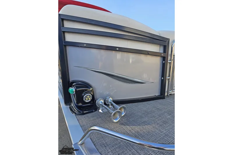 Slide: The Image of 2019 JC Tritoon Neptoon 25 Sport SL, sleek design with modern detailing. - 14