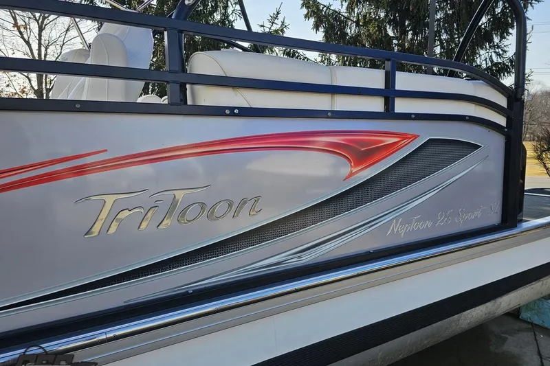 Slide: The Image of 2019 JC Tritoon Neptoon 25 Sport SL boat with sleek design and vibrant graphics. - 29