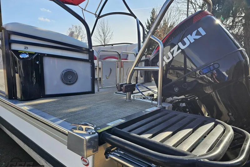Slide: The Image of 2019 JC Tritoon Neptoon 25 Sport SL with Suzuki outboard motor, rear deck view. - 36