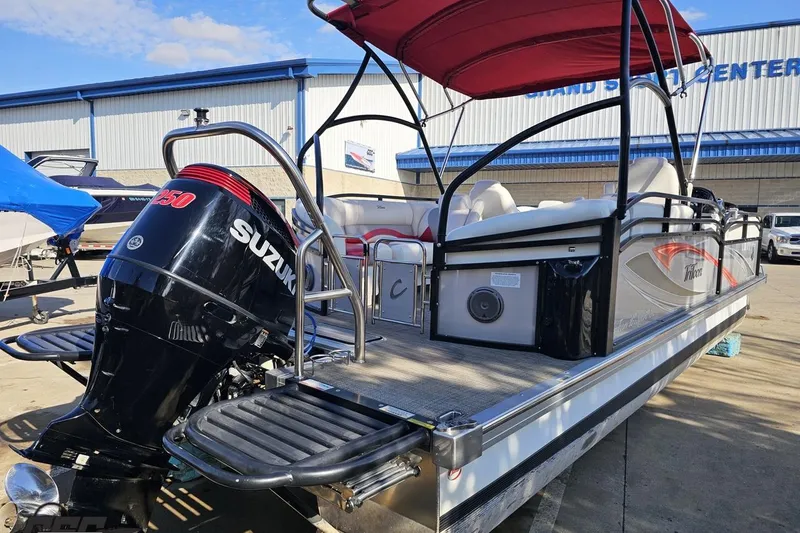 Slide: The Image of 2019 JC Tritoon Neptoon 25 Sport SL with Suzuki 250 engine at a boat center. - 41