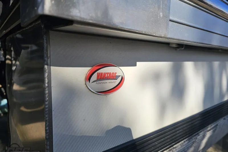 Slide: The Image of 2019 JC Tritoon Neptoon 25 Sport SL with Vantage Pontoon Wraps logo. - 42