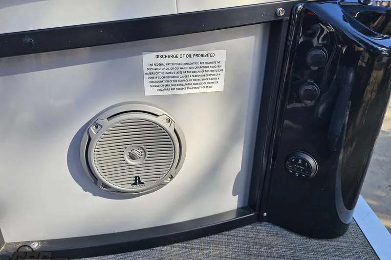 Slide: The Image of 2019 JC Tritoon Neptoon 25 Sport SL boat speaker and control panel with oil discharge warning. - 45