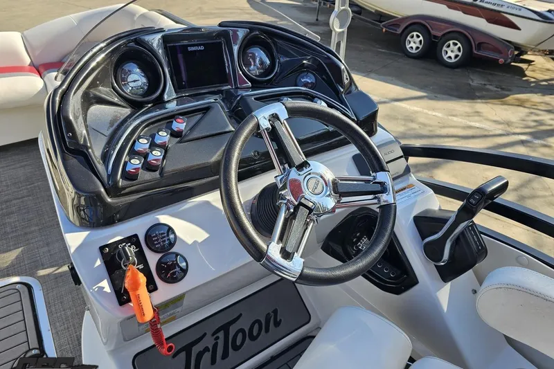 Slide: The Image of Cockpit of 2019 JC Tritoon Neptoon 25 Sport SL with steering wheel and control panel. - 55