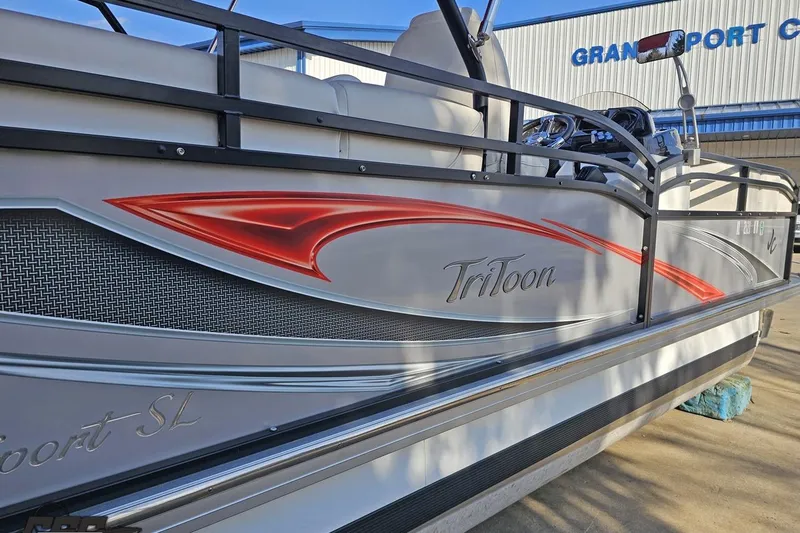 Slide: The Image of 2019 JC Tritoon Neptoon 25 Sport SL pontoon boat with sleek design and vibrant graphics. - 7
