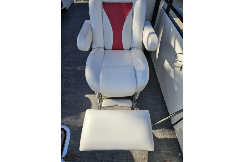 Slide: The Image of Luxurious seating on 2019 JC Tritoon Neptoon 25 Sport SL boat. - 79