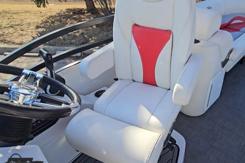 Slide: The Image of Captain's seat and steering wheel of 2019 JC Tritoon Neptoon 25 Sport SL boat. - 81