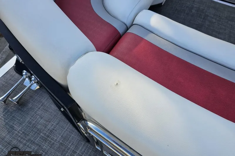 Slide: The Image of Red and white seating on 2019 JC Tritoon Neptoon 25 Sport SL boat. - 19
