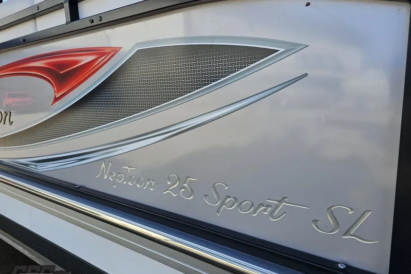 Slide: The Image of 2019 JC Tritoon Neptoon 25 Sport SL logo on boat exterior. - 31