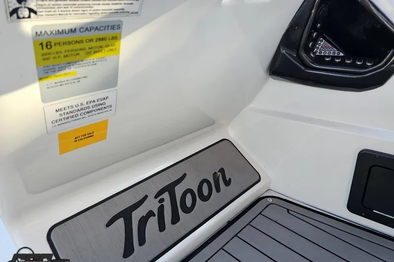 Slide: The Image of JC Tritoon Neptoon 25 Sport SL 2019 boat capacity label and Tritoon branding. - 59