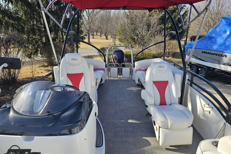 Slide: The Image of 2019 JC Tritoon Neptoon 25 Sport SL with red canopy and white seating. - 77
