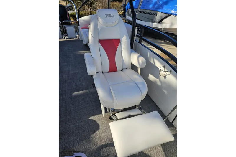 Slide: The Image of Luxurious seating on 2019 JC Tritoon Neptoon 25 Sport SL boat. - 78