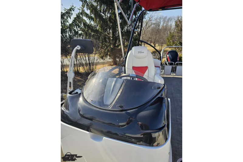 Slide: The Image of 2019 JC Tritoon Neptoon 25 Sport SL boat interior with steering console and seating. - 80