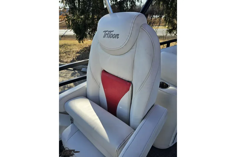 Slide: The Image of Luxurious white and red seat on 2019 JC Tritoon Neptoon 25 Sport SL boat. - 82