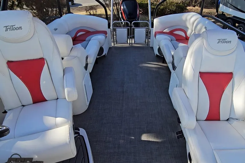 Slide: The Image of 2019 JC Tritoon Neptoon 25 Sport SL interior with white and red seating. - 83