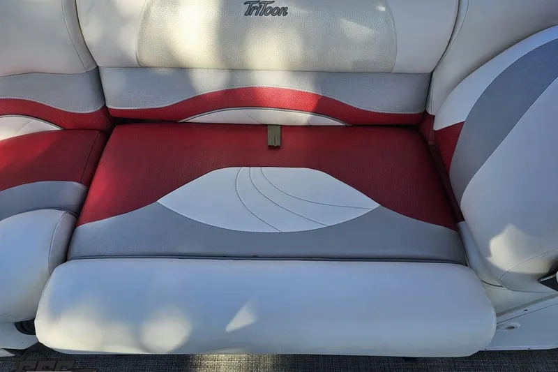Slide: The Image of Red and white seating on 2019 JC Tritoon Neptoon 25 Sport SL boat. - 86