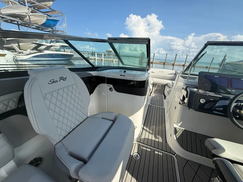 Slide: The Image of Sea Ray SLX 260 Outboard 2026 - 10