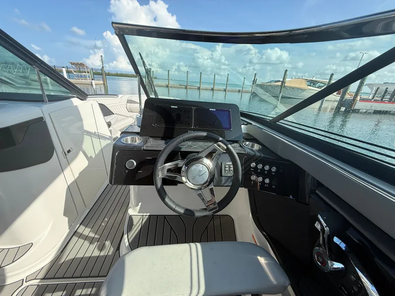 Slide: The Image of Sea Ray SLX 260 Outboard 2026 - 9