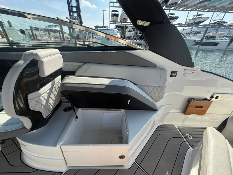 Slide: The Image of Sea Ray SLX 260 Outboard 2026 - 16