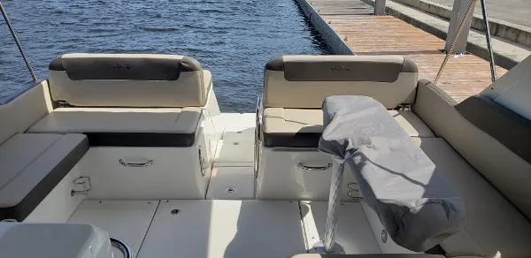Slide: The Image of Sea Ray 370 Venture 2015 - 10