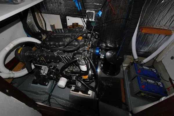 Slide: The Image of Endeavour Center Cockpit 1984 - 2