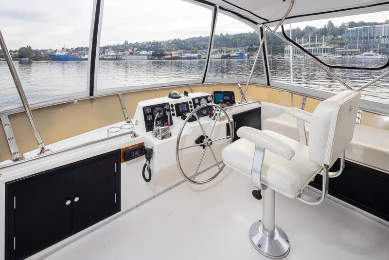 Slide: The Image of Cockpit of 1991 Ocean Alexander 440 Sundeck CPMY. - 16