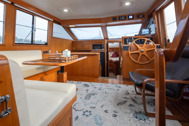 Slide: The Image of Interior of 1991 Ocean Alexander 440 Sundeck CPMY yacht. - 21