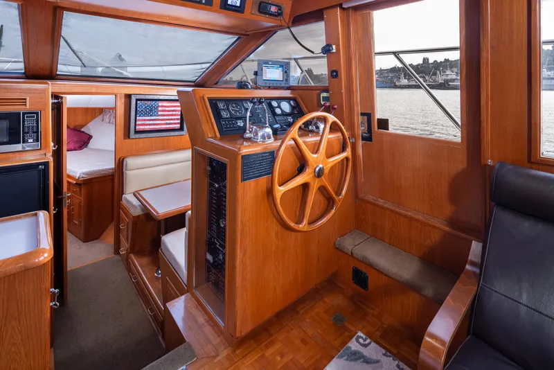 Slide: The Image of Interior of 1991 Ocean Alexander 440 Sundeck CPMY yacht. - 23