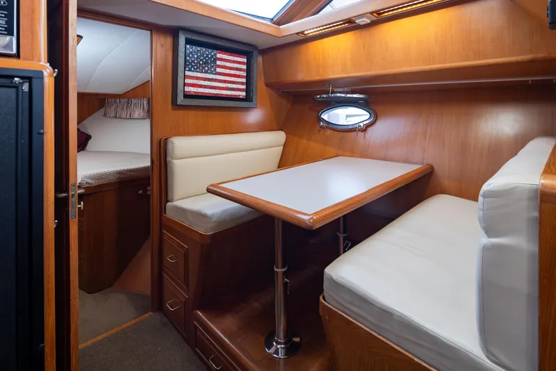Slide: The Image of Interior of 1991 Ocean Alexander 440 Sundeck CPMY yacht. - 30