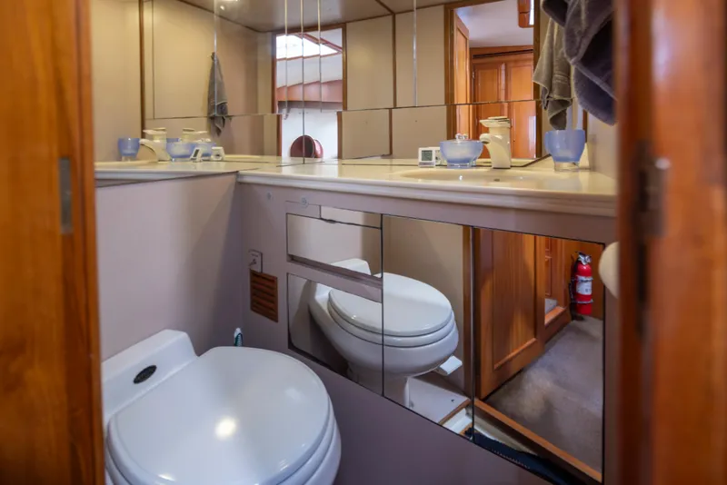 Slide: The Image of Bathroom in Ocean Alexander 440 Sundeck CPMY, 1991 model. - 32