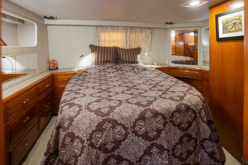 Slide: The Image of Luxurious bedroom on the 1991 Ocean Alexander 440 Sundeck CPMY. - 34