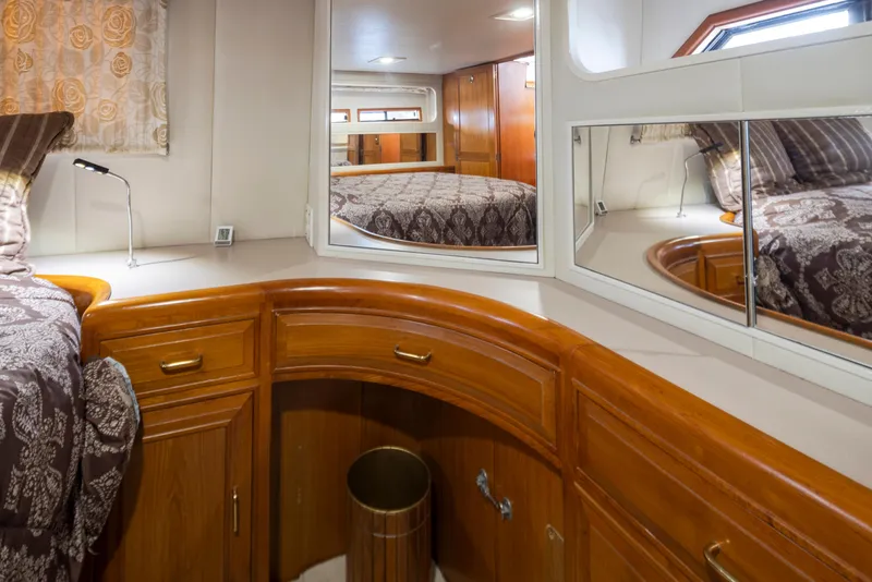 Slide: The Image of Interior of 1991 Ocean Alexander 440 Sundeck CPMY yacht. - 36