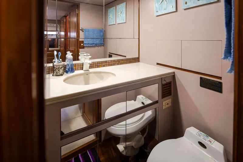 Slide: The Image of Bathroom of Ocean Alexander 440 Sundeck CPMY, 1991 model. - 38
