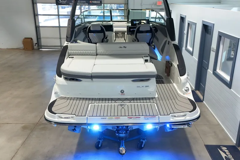 Slide: The Image of Sea Ray SLX 260 2026 - 3